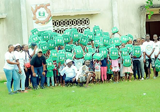 Distribution des kits  scolaires dans le département d'Alépé